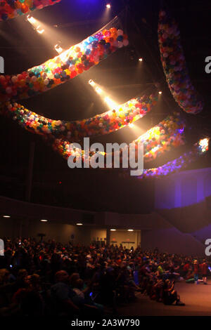 Hunderte von Luftballons, die während der Ferien-Bibelschule an der TRBC in Lynchburg, VA, USA, an der Decke hängen Stockfoto