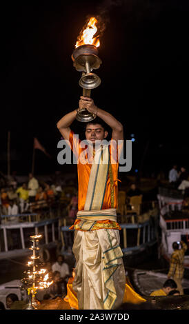 Ein Hindu devotee durchführen ein Ritual in der heiligen Stadt Varanasi, Indien. Stockfoto