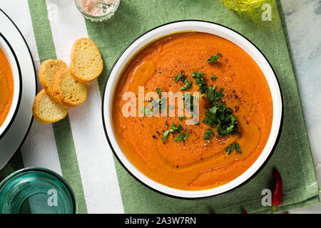 Cremesuppe von roten Linsen mit Tomaten auf dem Tisch. gesund vegan Erwärmung Essen für die ganze Familie. Stockfoto