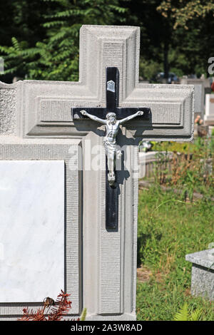 Kreuz Grabstein auf dem Friedhof Stockfoto