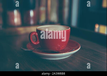 Tasse Cappuccino Kaffee auf Holztisch Stockfoto