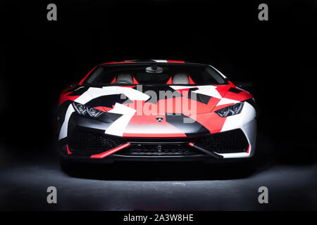 Licht Malerei eines Lamborghini supercar in einem Studio mit einem schwarzen Hintergrund Stockfoto
