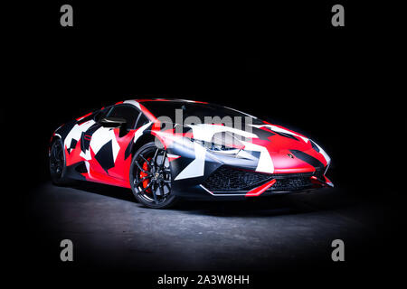 Licht Malerei eines Lamborghini supercar in einem Studio mit einem schwarzen Hintergrund Stockfoto