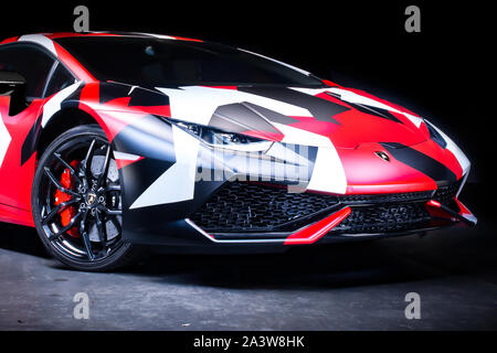 Licht Malerei eines Lamborghini supercar in einem Studio mit einem schwarzen Hintergrund Stockfoto