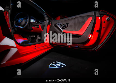 Licht Malerei eines Lamborghini supercar in einem Studio mit einem schwarzen Hintergrund Stockfoto