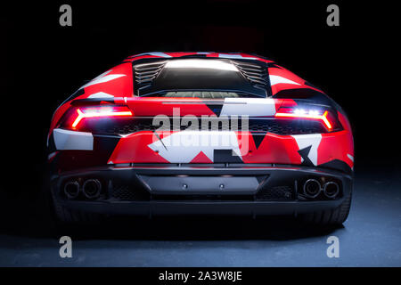 Licht Malerei eines Lamborghini supercar in einem Studio mit einem schwarzen Hintergrund Stockfoto