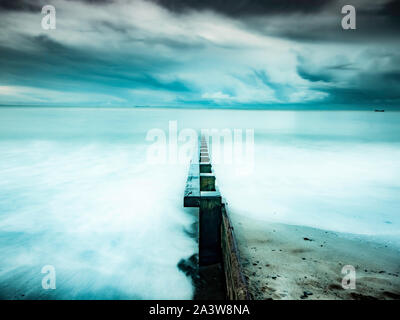 Mit Blick auf das Meer über Swanage Bay, Swanage, Dorset Stockfoto