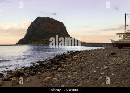 Monemvasia, Griechenland, eine Stadt, die auf einer kleinen Insel vor der Ostküste des Peloponnes und mit dem Festland durch einen kurzen Damm verbunden Stockfoto