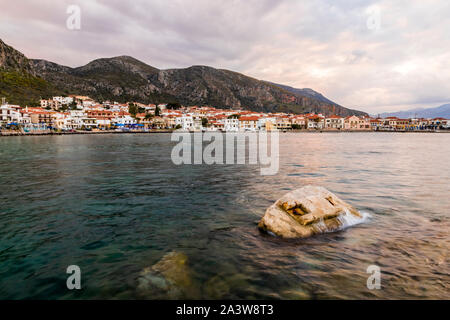 Monemvasia, Griechenland, eine Stadt, die auf einer kleinen Insel vor der Ostküste des Peloponnes und mit dem Festland durch einen kurzen Damm verbunden Stockfoto