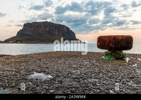 Monemvasia, Griechenland, eine Stadt, die auf einer kleinen Insel vor der Ostküste des Peloponnes und mit dem Festland durch einen kurzen Damm verbunden Stockfoto