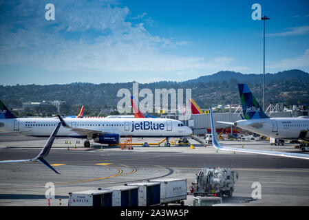 San Francisco, CA - 4. September 2019: Jet Blue Flugzeug einsteigen, aus dem Fenster eines Flughafens in der Unitd Staaten gesehen. JetBlue Ai Stockfoto
