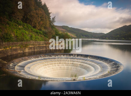 Überlauf oder Waschbecken Loch an Ladybower Reservoir in Derbyshire Peak District de im Flow Stockfoto