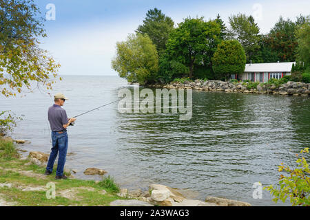 Mann angeln auf Georgian Bay in Marian und Stausee in Thornbury, Ontario, Kanada, Nordamerika Stockfoto