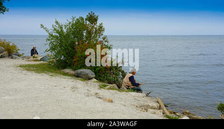 Mann angeln auf Georgian Bay in Marian und Stausee in Thornbury, Ontario, Kanada, Nordamerika Stockfoto