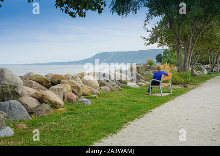 Frau auf der Werkbank umstechen der 'Blue Mountain von Collingwood von Marian und Stausee in Thornbury, Ontario, Kanada, Nordamerika Stockfoto