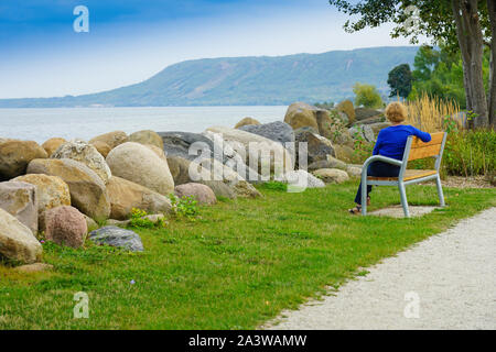 Frau auf der Werkbank umstechen der 'Blue Mountain von Collingwood von Marian und Stausee in Thornbury, Ontario, Kanada, Nordamerika Stockfoto