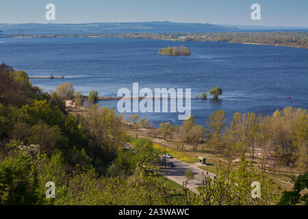 Panorama vom Berg Tarasova in Kanev, Tscherkassy Region, auf der kleinen Insel und Wasserkraftwerk auf breiten Dnepr Stockfoto