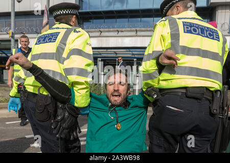 City Airport, London, Großbritannien. 10 Okt, 2019. Die Demonstranten von der Kampagne Gruppe Aussterben Rebellion Block die Straße zum Flughafen London City. Ein grosses Polizeiaufgebot und zahlreichen Verhaftungen. Penelope Barritt/Alamy leben Nachrichten Stockfoto