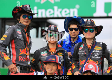 Suzuka Circuit, Suzuka City, Japan. 10 Okt, 2019. Formel 1 Grand Prix, Ankunft Tag; Japanische Fans in Fancy Dress - Redaktionelle Verwendung Credit: Aktion plus Sport/Alamy leben Nachrichten Stockfoto