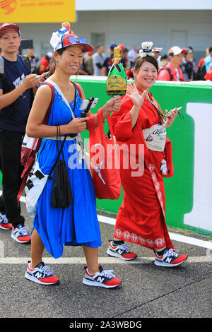 Suzuka Circuit, Suzuka City, Japan. 10 Okt, 2019. Formel 1 Grand Prix, Ankunft Tag; Japanische Fans in Nationale Kleidung - Redaktionelle Verwendung Credit: Aktion plus Sport/Alamy leben Nachrichten Stockfoto