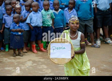 Ruanda, Musanze, Ruhengeri, Dorf Janja, Tanz in der Schule, Programm der Versöhnung nach dem Völkermord, Mädchen hält eine Schüssel mit dem Wort Frieden Stockfoto