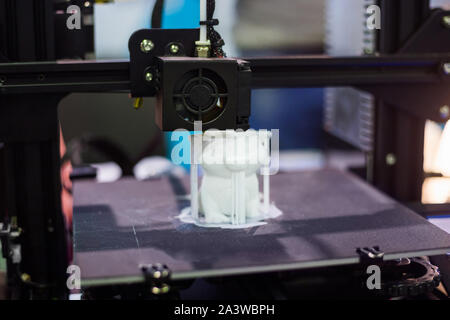 Dreidimensionale Druckmaschine druckt Physikalische 3D-Modell Stockfoto