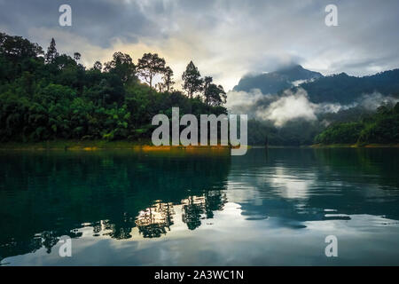 Sonnenaufgang auf dem Cheow Lan Lake in Khao Sok Nationalpark, Thailand Stockfoto