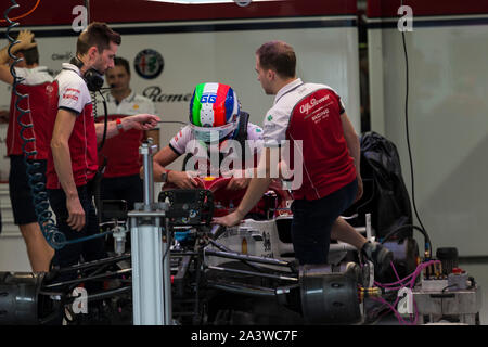 Suzuka Circuit, Suzuka City, Japan. 10 Okt, 2019. Formel 1 Grand Prix, Ankunft Tag; die Zahl 99 Alfa Romeo Fahrer Antonio Giovinazzi hat einen Test passen in die Auto-redaktionelle Verwendung Credit: Aktion plus Sport/Alamy leben Nachrichten Stockfoto