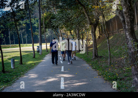 Petrópolis, RJ - 17. September 2019. Nicht identifizierte Personen verschiedenen Alters zu Fuß auf den Spuren der Stadtpark von Itaipava, Brasilien, mit ihrem b Stockfoto