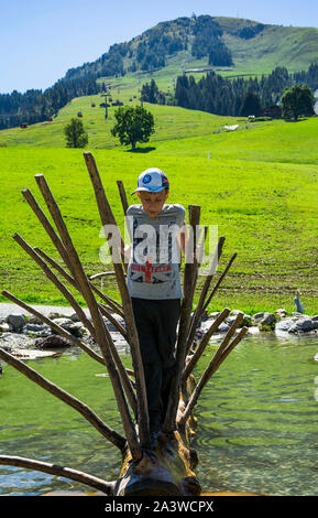 Die Hexen "Wasser - Hexenwasser, Wasser Themenpark, wo Kinder Spiele spielen, bei der Mittelstation der Seilbahn Söll in Tirol, Österreich Stockfoto