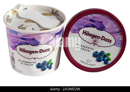 Wanne von Häagen-dazs Heidelbeeren & Cream Eiscreme, Teil der Frucht Sammlung mini Cups auf weißem Hintergrund Stockfoto