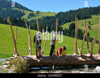 Die Hexen "Wasser - Hexenwasser, Wasser Themenpark, wo Kinder Spiele spielen, bei der Mittelstation der Seilbahn Söll in Tirol, Österreich Stockfoto