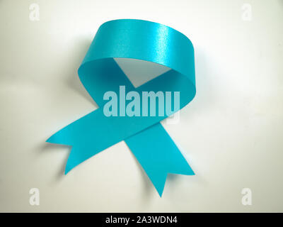 Farbband blau auf weißem Hintergrund. Krankheit Symbol der Prostatakrebs. (Vintage) Stockfoto