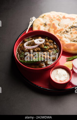 Pindi Chole Kulche oder am Straßenrand choley Kulcha beliebt in Indien und Pakistan ist ein beliebter streetfood. Es ist eine würzige Kichererbsen oder Chana curry serviert mit I Stockfoto