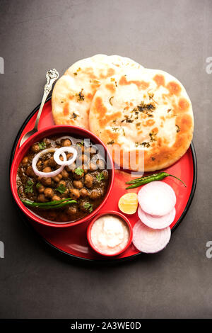 Pindi Chole Kulche oder am Straßenrand choley Kulcha beliebt in Indien und Pakistan ist ein beliebter streetfood. Es ist eine würzige Kichererbsen oder Chana curry serviert mit I Stockfoto