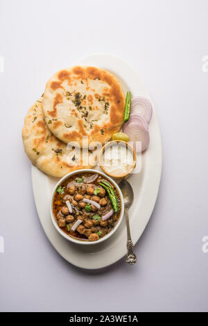 Pindi Chole Kulche oder am Straßenrand choley Kulcha beliebt in Indien und Pakistan ist ein beliebter streetfood. Es ist eine würzige Kichererbsen oder Chana curry serviert mit I Stockfoto