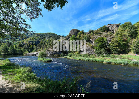 Monistrol-d'Allier (Frankreich). Grüne Szene auf dem Fluss Allier Banken, im Südosten Frankreich. Stockfoto