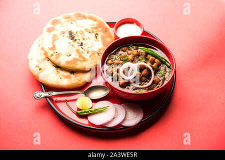 Pindi Chole Kulche oder am Straßenrand choley Kulcha beliebt in Indien und Pakistan ist ein beliebter streetfood. Es ist eine würzige Kichererbsen oder Chana curry serviert mit I Stockfoto