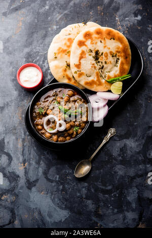 Pindi Chole Kulche oder am Straßenrand choley Kulcha beliebt in Indien und Pakistan ist ein beliebter streetfood. Es ist eine würzige Kichererbsen oder Chana curry serviert mit I Stockfoto