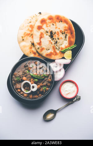 Pindi Chole Kulche oder am Straßenrand choley Kulcha beliebt in Indien und Pakistan ist ein beliebter streetfood. Es ist eine würzige Kichererbsen oder Chana curry serviert mit I Stockfoto