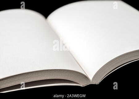 Leerbuch mockup auf schwarzem Hintergrund öffnen Stockfoto