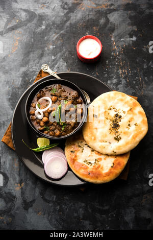 Pindi Chole Kulche oder am Straßenrand choley Kulcha beliebt in Indien und Pakistan ist ein beliebter streetfood. Es ist eine würzige Kichererbsen oder Chana curry serviert mit I Stockfoto