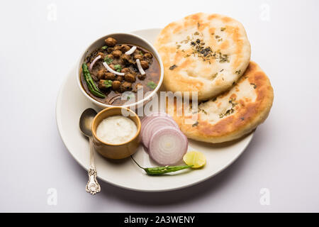 Pindi Chole Kulche oder am Straßenrand choley Kulcha beliebt in Indien und Pakistan ist ein beliebter streetfood. Es ist eine würzige Kichererbsen oder Chana curry serviert mit I Stockfoto