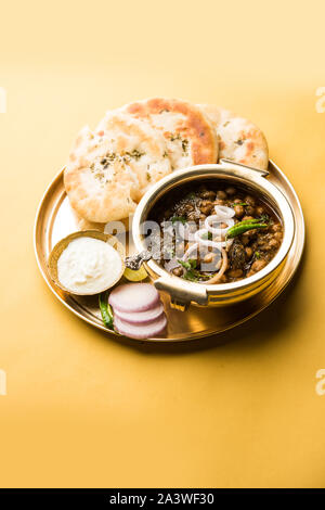 Pindi Chole Kulche oder am Straßenrand choley Kulcha beliebt in Indien und Pakistan ist ein beliebter streetfood. Es ist eine würzige Kichererbsen oder Chana curry serviert mit I Stockfoto