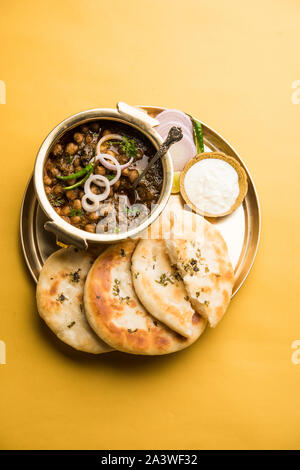 Pindi Chole Kulche oder am Straßenrand choley Kulcha beliebt in Indien und Pakistan ist ein beliebter streetfood. Es ist eine würzige Kichererbsen oder Chana curry serviert mit I Stockfoto