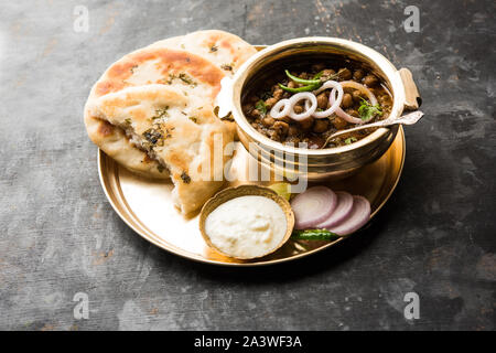 Pindi Chole Kulche oder am Straßenrand choley Kulcha beliebt in Indien und Pakistan ist ein beliebter streetfood. Es ist eine würzige Kichererbsen oder Chana curry serviert mit I Stockfoto