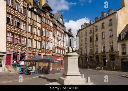 Traditionelle Fachwerkhäuser auf champ-jacquet Square, in der Altstadt von Rennes - Bretagne, Frankreich Stockfoto