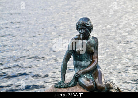 Dänemark: Kopenhagen. Wahrzeichen der Stadt, die kleine Meerjungfrau ist eine Bronzestatue thront auf einem Felsen in der Churchill Park. Es ist eine Darstellung der Char Stockfoto