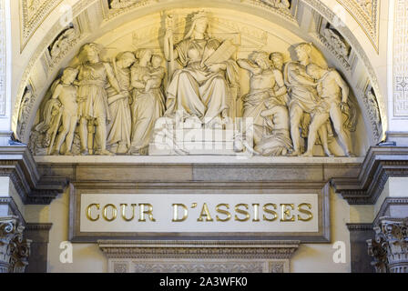 Lyon (Frankreich): ALLEGORIE "Gerechtigkeit" am Giebel am Eingang der Crown Court Stockfoto