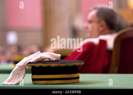 Lyon (Frankreich): Richter in Rot feierliche Robe mit Hermelin Manschetten an der Crown Court. Mörtel und weißer Seide Handschuhe Stockfoto